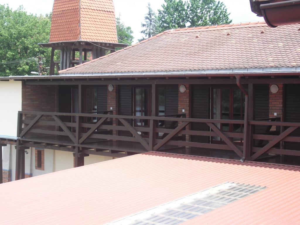 Tavi Panzio Es Etterem Bed and Breakfast Veresegyház Habitación foto