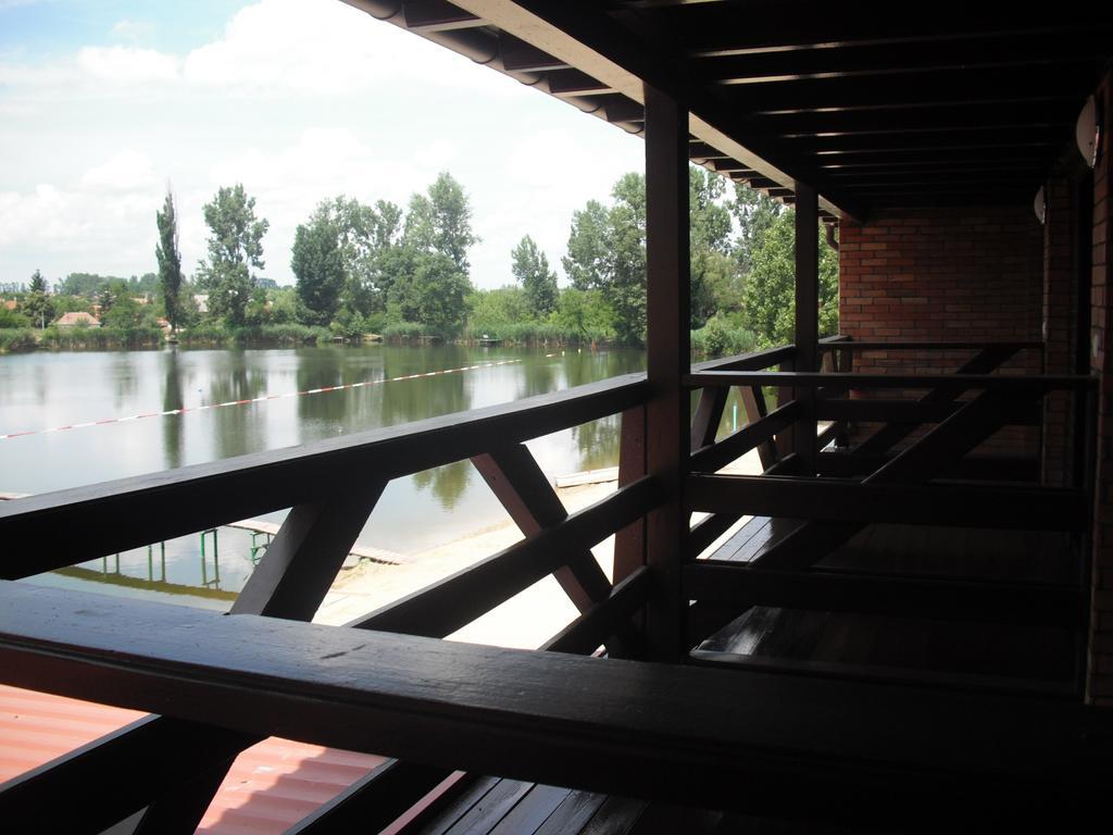 Tavi Panzio Es Etterem Bed and Breakfast Veresegyház Habitación foto