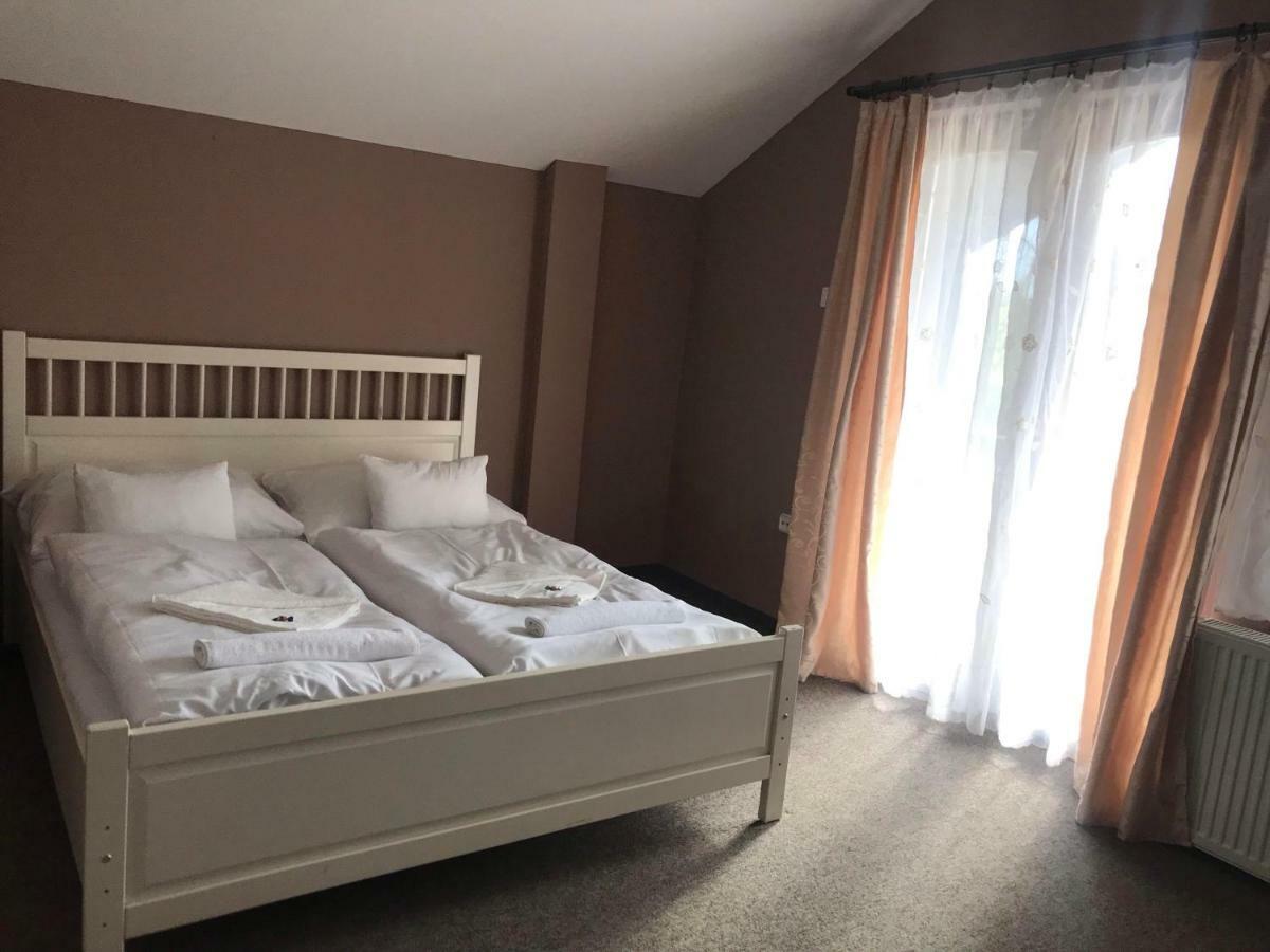 Tavi Panzio Es Etterem Bed and Breakfast Veresegyház Exterior foto
