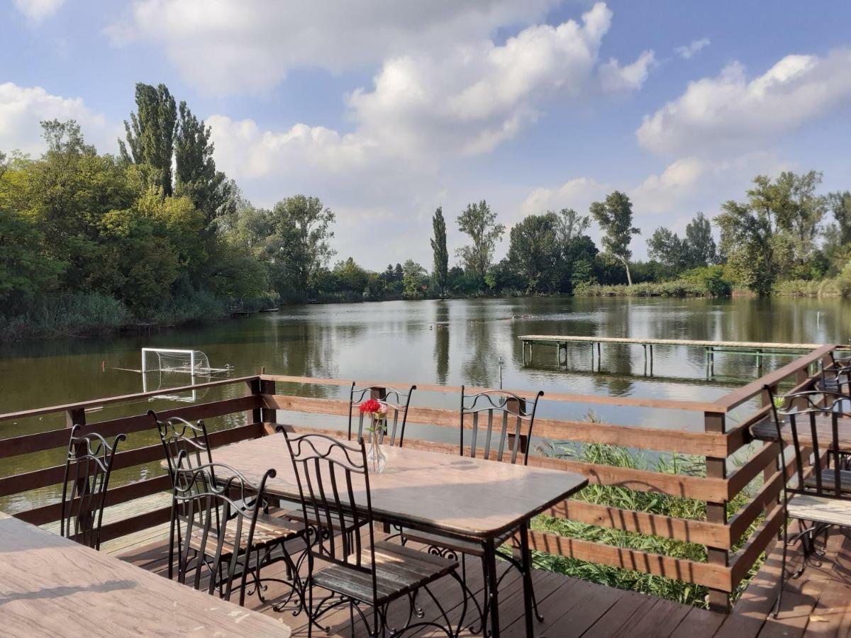 Tavi Panzio Es Etterem Bed and Breakfast Veresegyház Exterior foto
