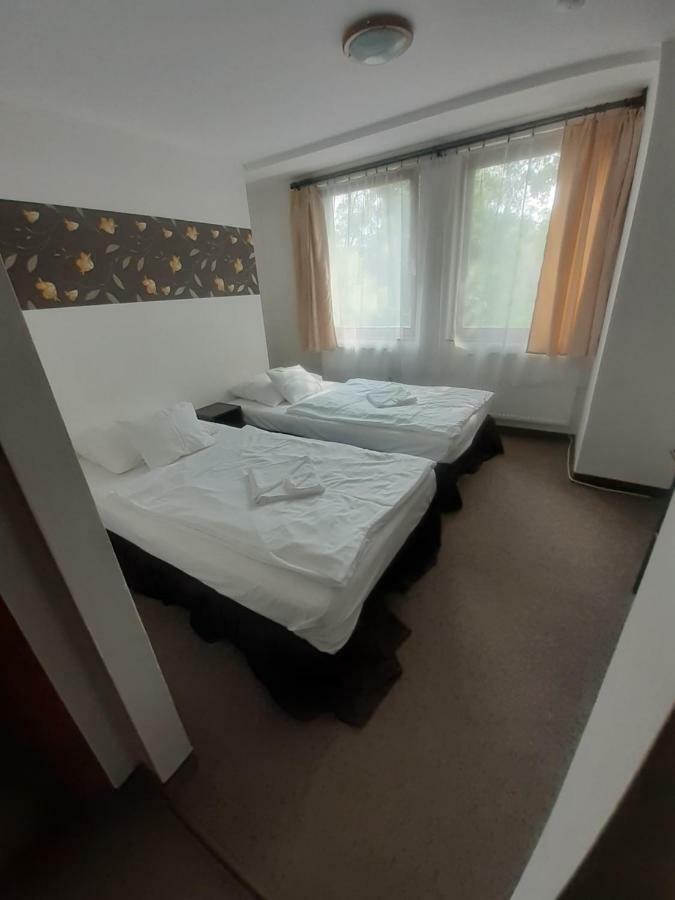 Tavi Panzio Es Etterem Bed and Breakfast Veresegyház Exterior foto