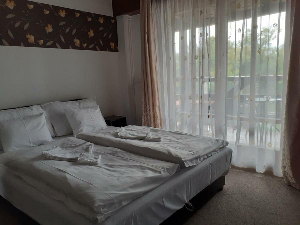 Tavi Panzio Es Etterem Bed and Breakfast Veresegyház Exterior foto