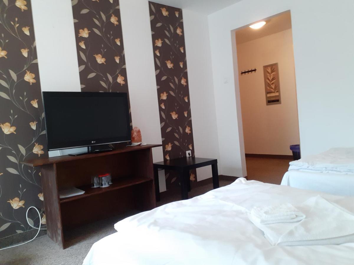 Tavi Panzio Es Etterem Bed and Breakfast Veresegyház Exterior foto